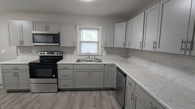Building Photo - Everything updated in this 2-bedroom home!
