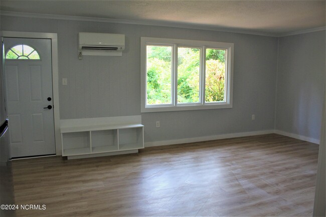 Building Photo - 1330 N Howe St