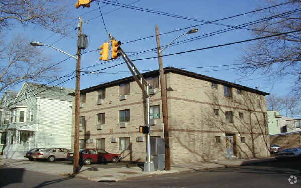 Primary Photo - 100-106 William St