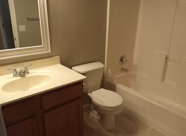 Building Photo - Nice home in nice community. House fully u...
