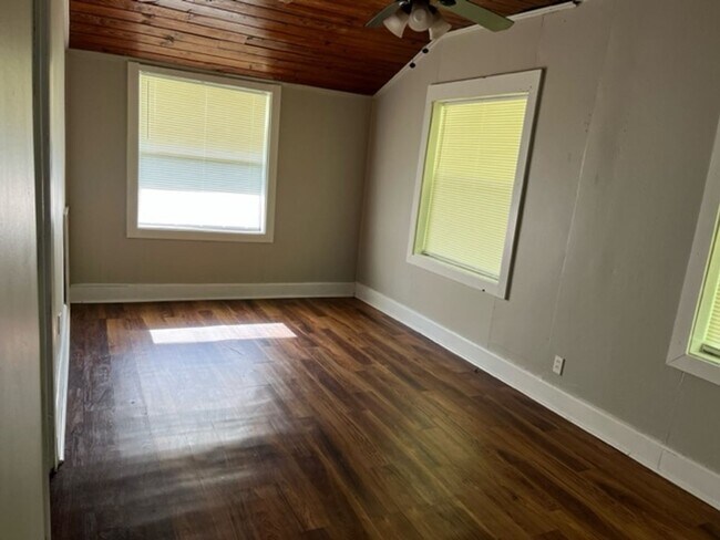 Building Photo - Spacious 4 bedroom/2 bathroom home