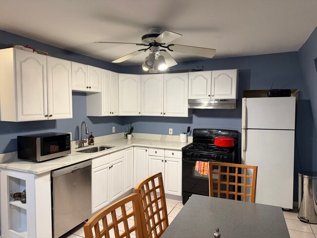 Building Photo - 44 Touro Ave
