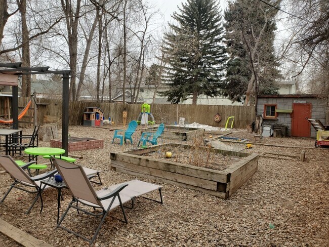 Building Photo - 501 Maple St