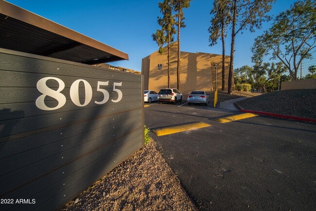 Building Photo - 8055 Thomas Rd
