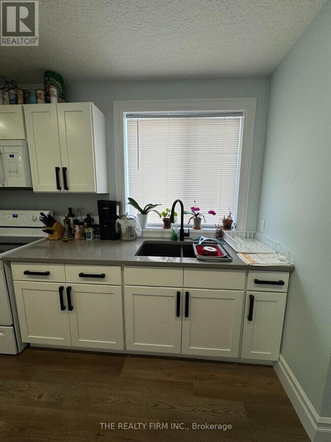Building Photo - 515-515 Burbrook Pl