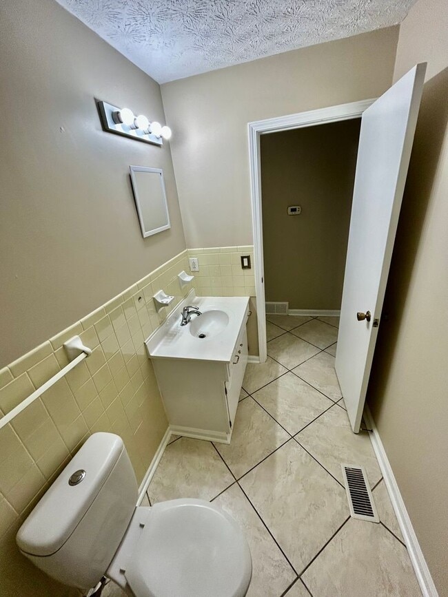 Building Photo - Newly Remodeled 4-Bedroom, 3-Bath with Fin...