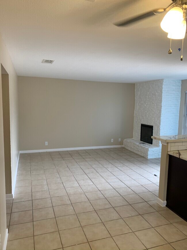 Building Photo - 301 Hedgewood Dr