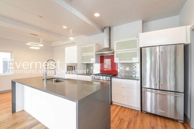 Foto del edificio - Spacious Home with 2-Car Garage and Balcony / 2 Beds & 2.5 Bath / Voucher Accepted / Pet-friendly...