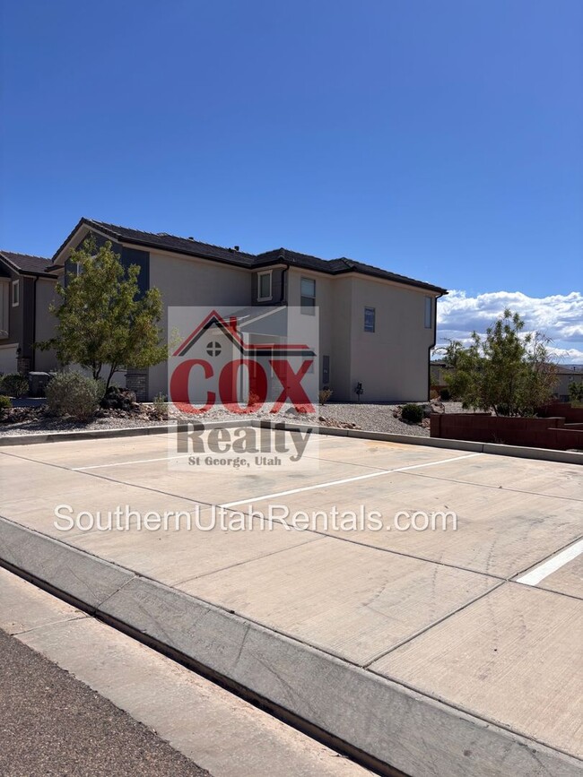 Building Photo - 4 bed / 2.5 bath / 2 car Desert Canyons house