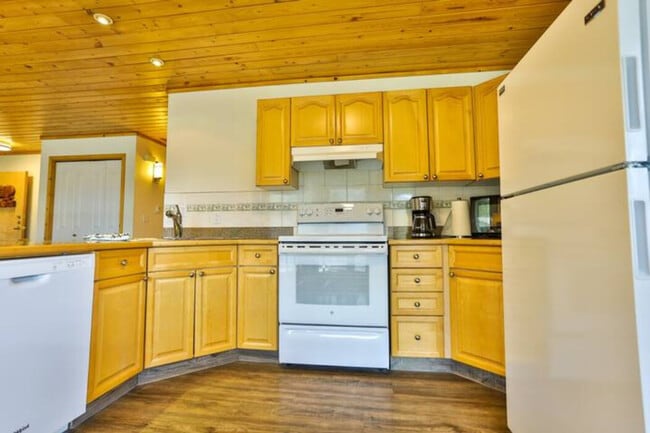 Building Photo - 4458 Timberline Crescent