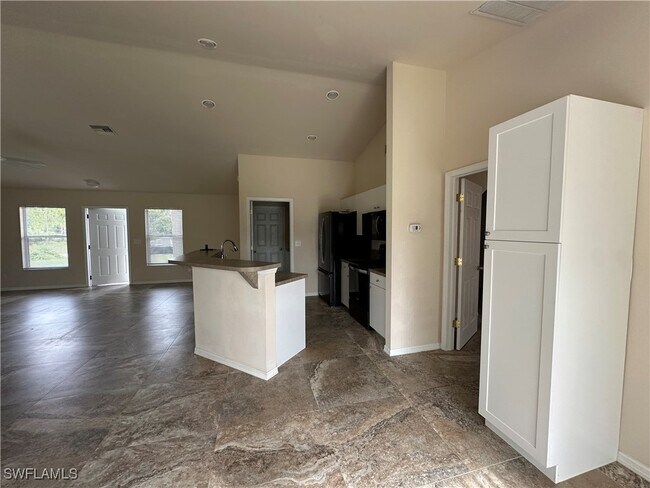 Building Photo - 729 Burns Ave S