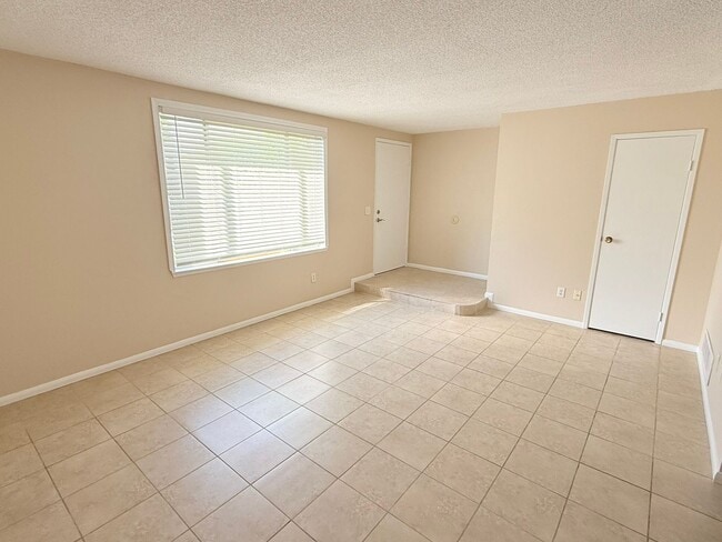 Foto del edificio - Spacious 3-Bedroom Condo in the Indian Can...