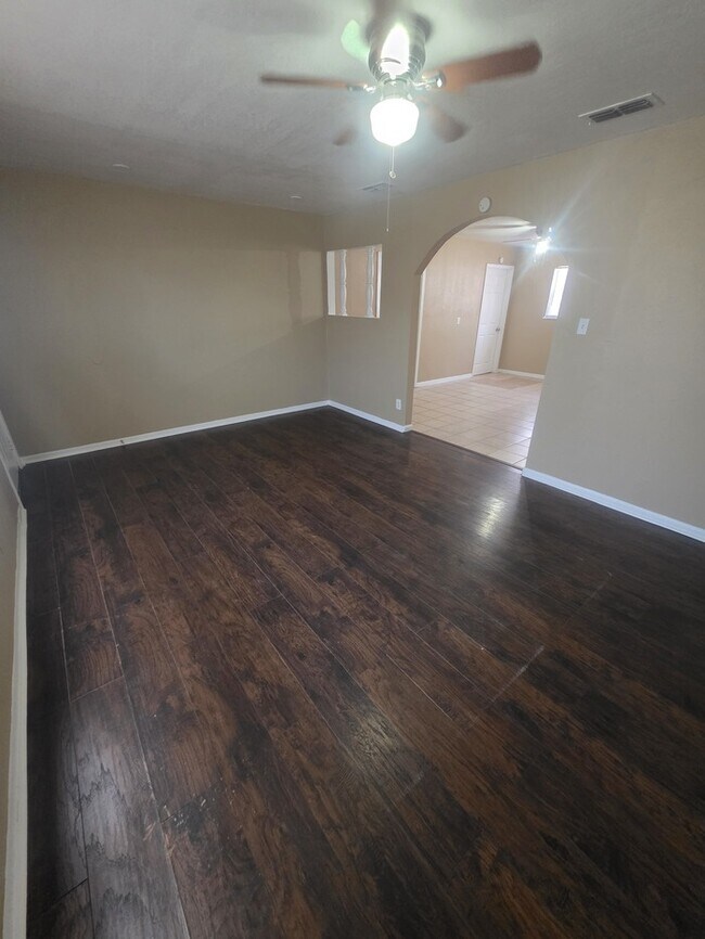 Building Photo - 711 Ruby Dr