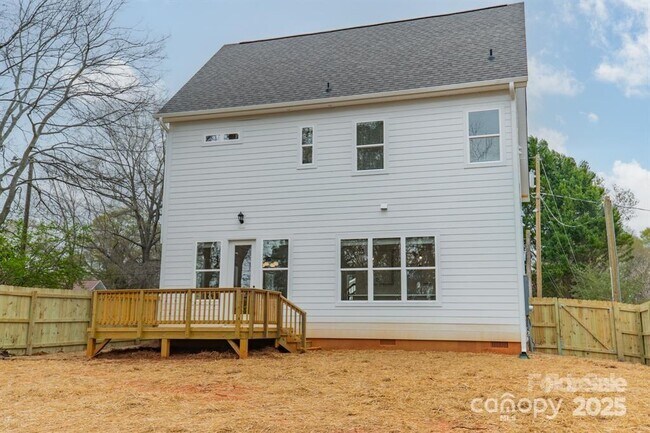 Building Photo - 576 Reid St