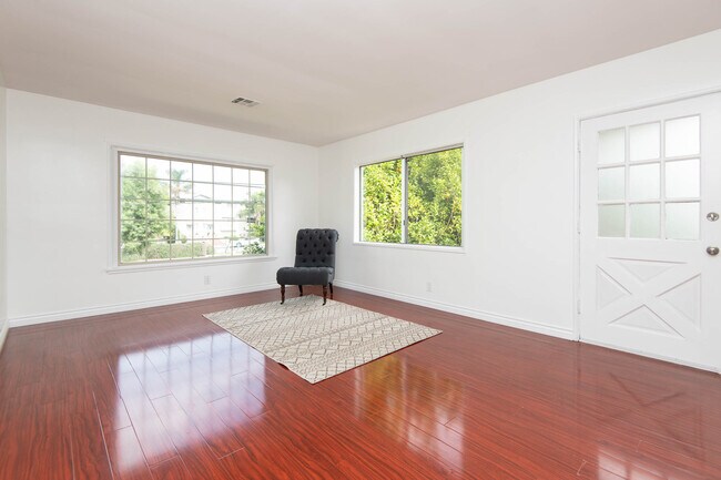 Foto del edificio - 11648 Chandler Blvd