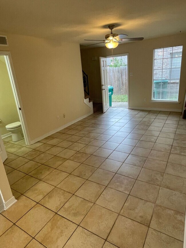Building Photo - 2BD/1.5BA Unit in Quiet Complex! Both Bedrooms Upstairs w/ Full Bath