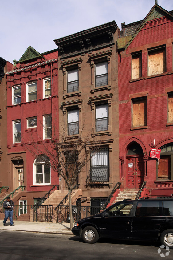 Building Photo - 215 W 131st St