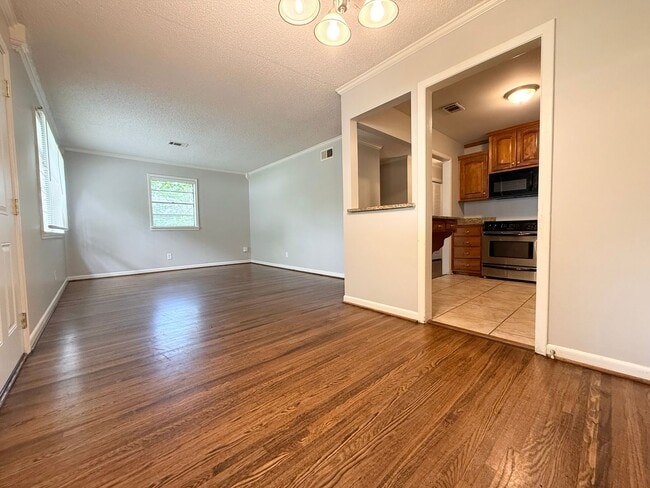 Building Photo - 9115 Oak Grove Ln