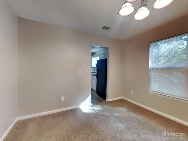 Building Photo - 1051 Park Creek Cir