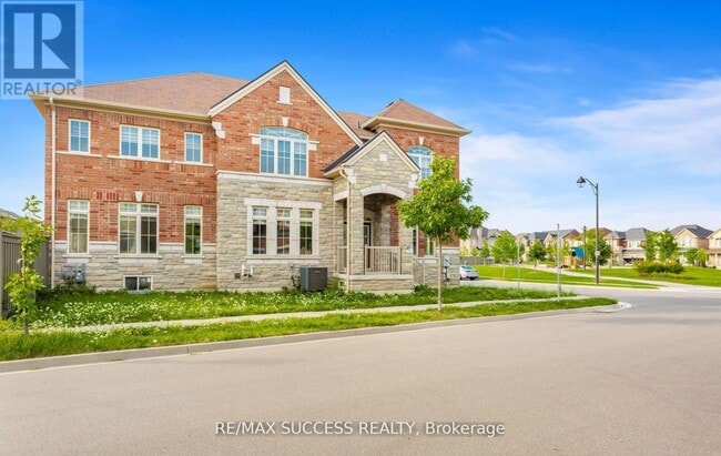 Building Photo - 1554 Devine Pt