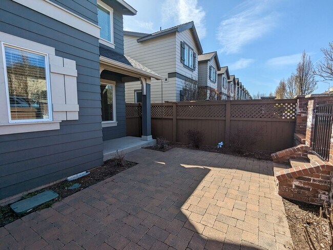 Foto del edificio - Spacious 3x2.5 townhouse with a fenced fro...