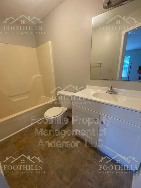 Building Photo - 208 Old North Church Rd