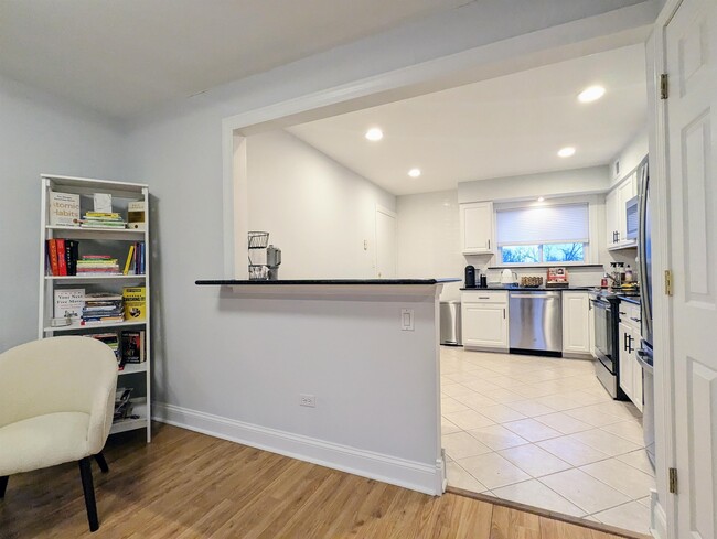 Building Photo - 9456 Bay Colony Dr