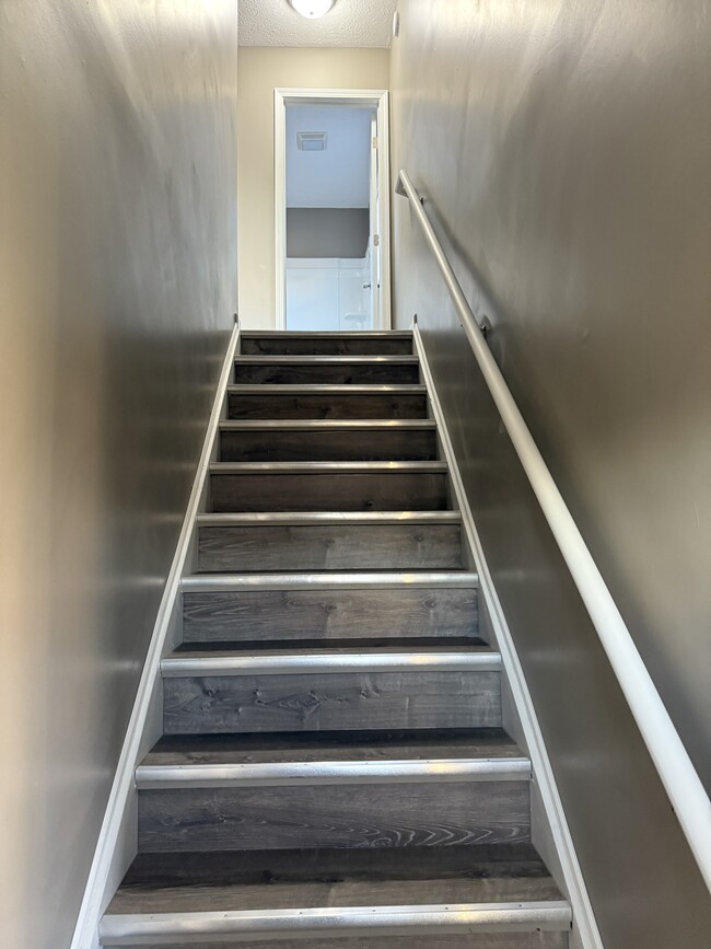 Building Photo - 1881 Lakeview Dr