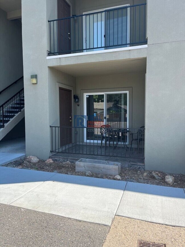 Foto del edificio - 5633 E Atlantic Pl