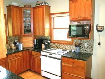 Otra vista de la cocina. - 2261 Scudder Street