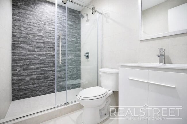 Building Photo - Spacious Penthouse 1 Bed with Private Roof Deck & Terrace!