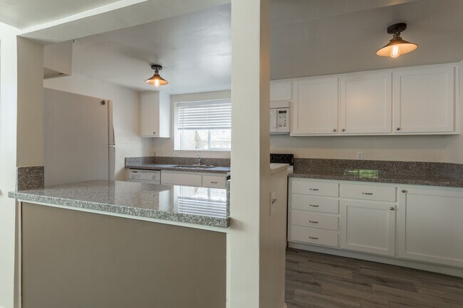 Foto del edificio - 1585 Hillside Dr