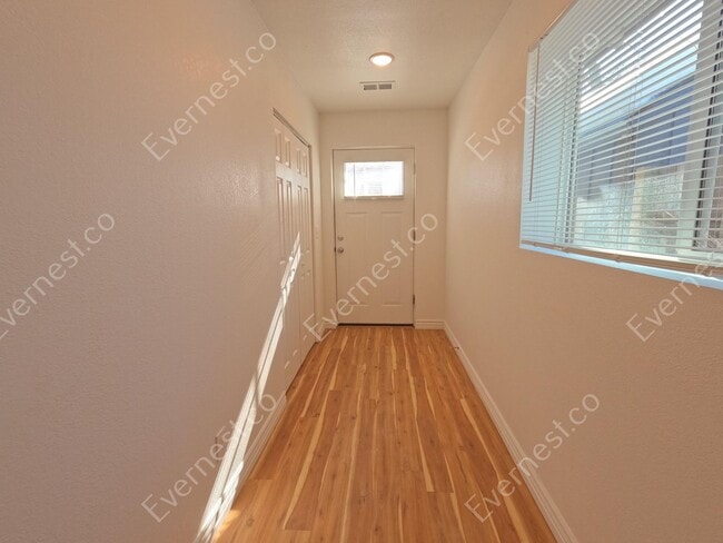 Building Photo - Lovely 1-Bedroom Haven in Prime Location /...