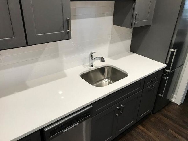 Building Photo - bedroom in Chicago IL 60630