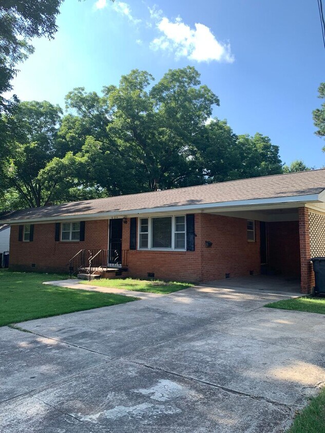 Primary Photo - Your Next Home Awaits! 3 Bed/2 Bath Near J...