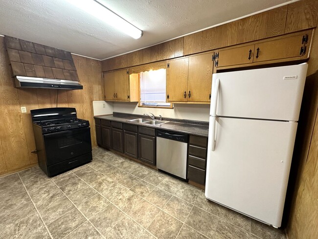 Building Photo - 2725 1st Ave, Groves, TX 77619
