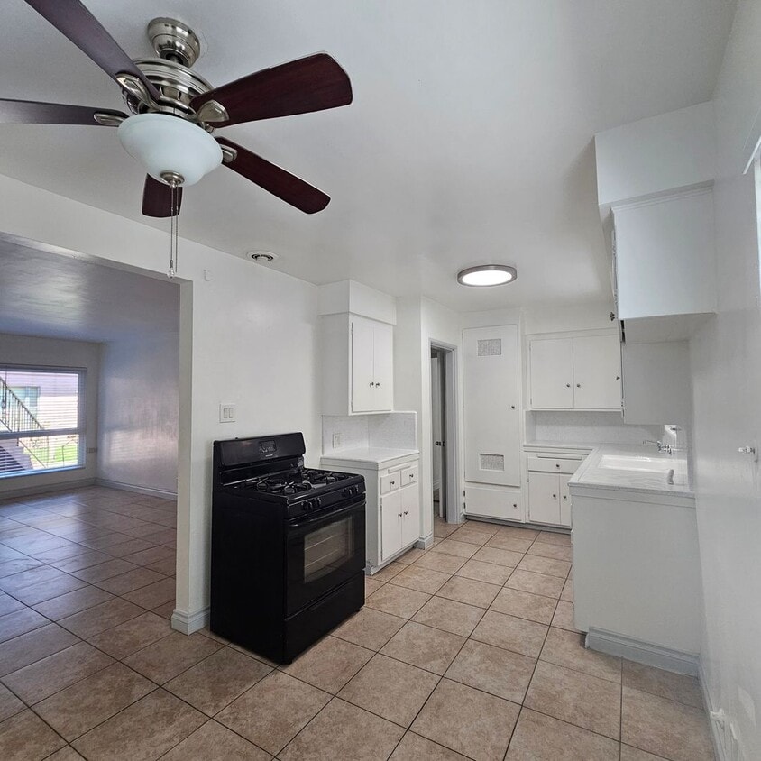 Building Photo - Beautiful Spacious 1 Bed/1 Bath Apartment ...