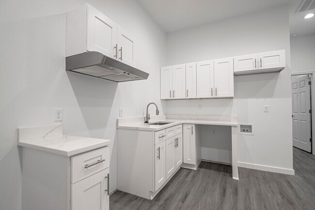 Building Photo - 214 S Park St