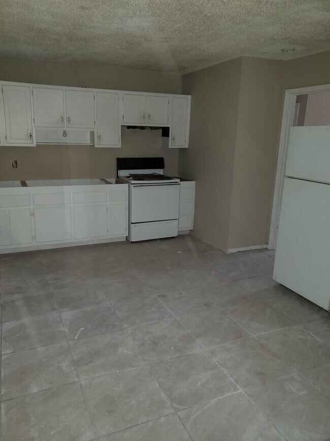 Building Photo - 4209 Hileah Dr