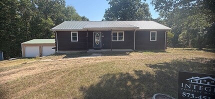 Building Photo - 15900 Top Dr