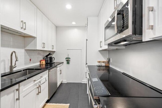 Foto del edificio - 1710 Summit Pl NW