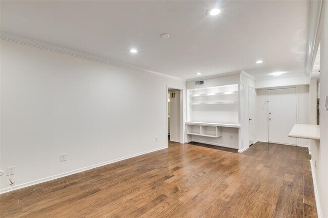 Building Photo - 357 N Post Oak Ln