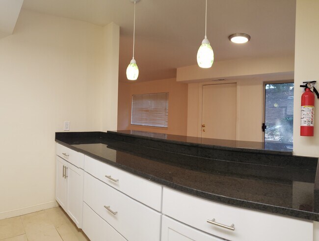 Encimeras trasero - 12203 Braxfield Ct