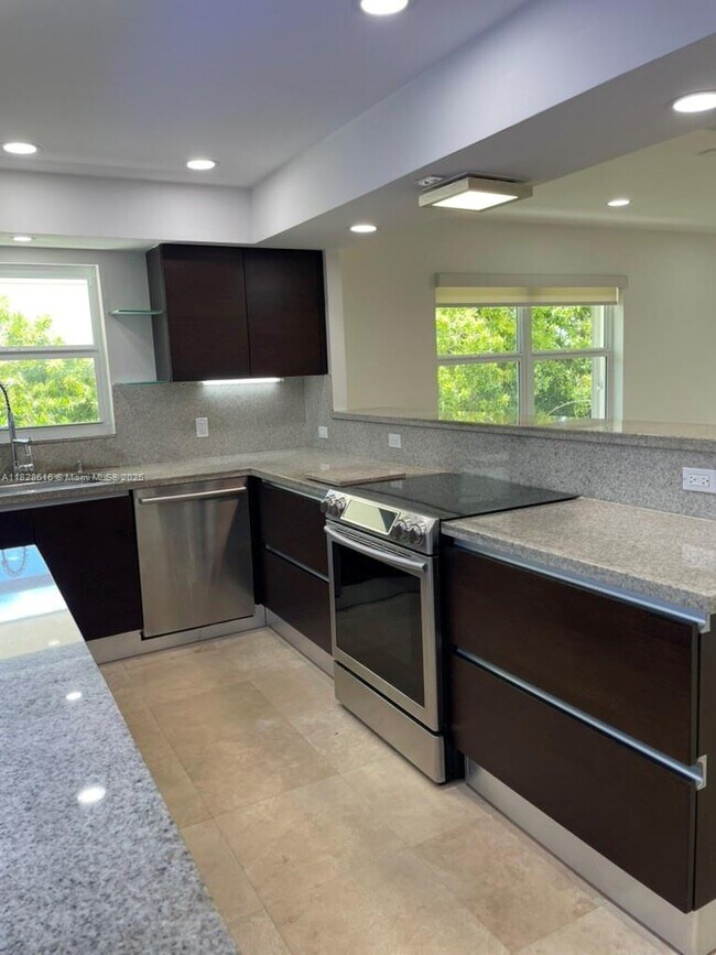 Foto del edificio - 1330 NE 105th St
