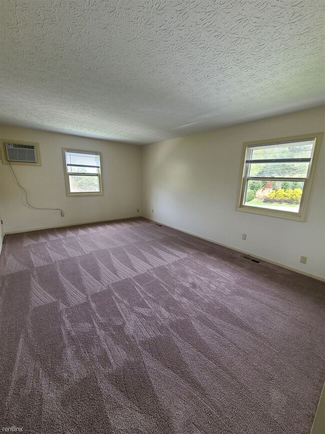 Building Photo - 2 br, 1.5 bath Duplex - 2682 Massillon Rd