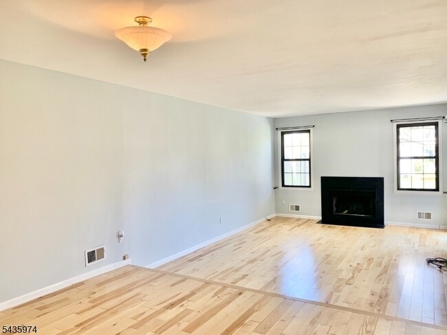 Building Photo - 305 Marten Rd