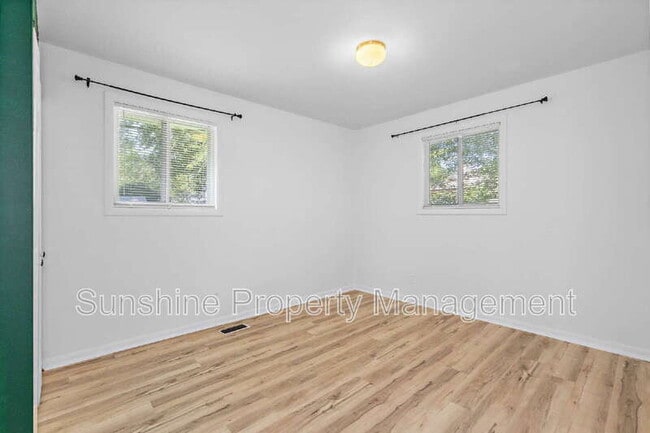 Building Photo - 901 Duce St