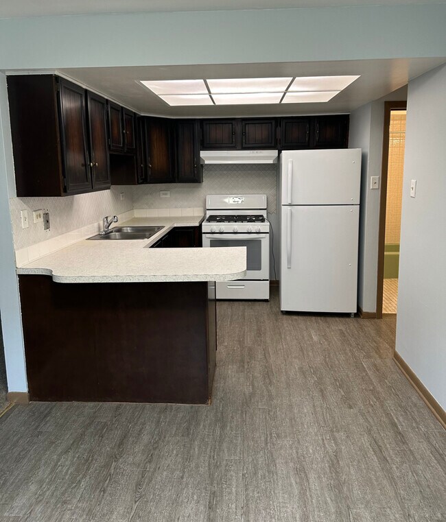 Building Photo - 8020 W 84th St