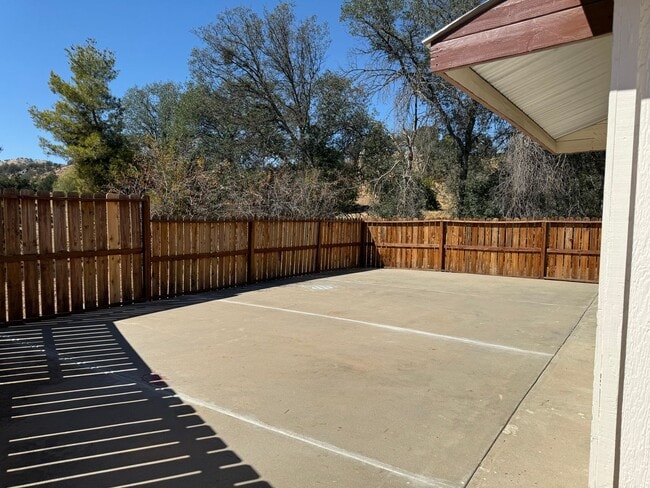 Foto del edificio - Charming Barndominium Rental with Scenic Foothill Views – Springville, CA