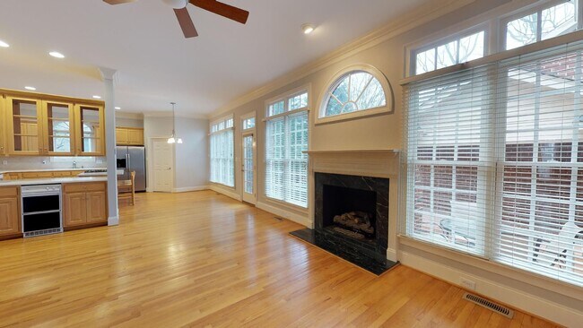 Foto del edificio - 1105 Randolph Oaks Ct